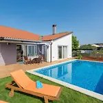 Modern Di Rovigno With Pool, Hot Tub And Sea View וילה רובינייסקו סלו