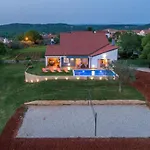 וילה Modern Di Rovigno With Pool, Hot Tub And Sea View *