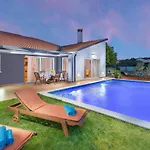 וילה Modern Di Rovigno With Pool, Hot Tub And Sea View