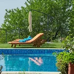 Modern Di Rovigno With Pool, Hot Tub And Sea View וילה