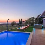 Modern Di Rovigno With Pool, Hot Tub And Sea View
