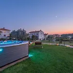 Modern Di Rovigno With Pool, Hot Tub And Sea View וילה רובינייסקו סלו