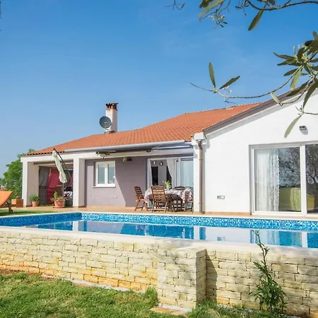 Modern Di Rovigno With Pool, Hot Tub And Sea View