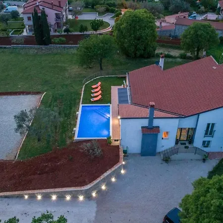 Villa Modern Di Rovigno With Pool, Hot Tub And Sea View