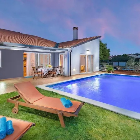 Vila Modern Di Rovigno With Pool, Hot Tub And Sea View