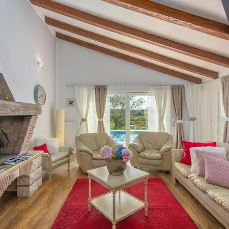 Modern Di Rovigno With Pool, Hot Tub And Sea View