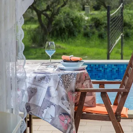 Villa Modern Di Rovigno With Pool, Hot Tub And Sea View