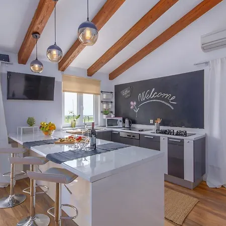 Vila Modern Di Rovigno With Pool, Hot Tub And Sea View *