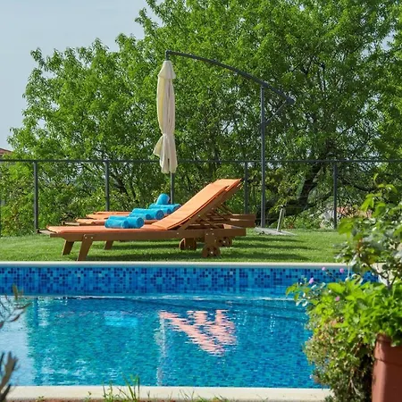 Modern Di Rovigno With Pool, Hot Tub And Sea View Vila
