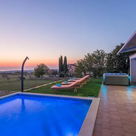 Modern Di Rovigno With Pool, Hot Tub And Sea View