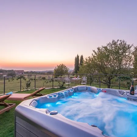 Vila Modern Di Rovigno With Pool, Hot Tub And Sea View