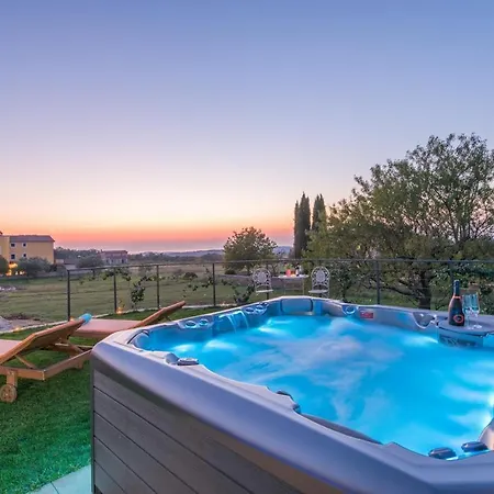 Modern Di Rovigno With Pool, Hot Tub And Sea View Rovinjsko Selo