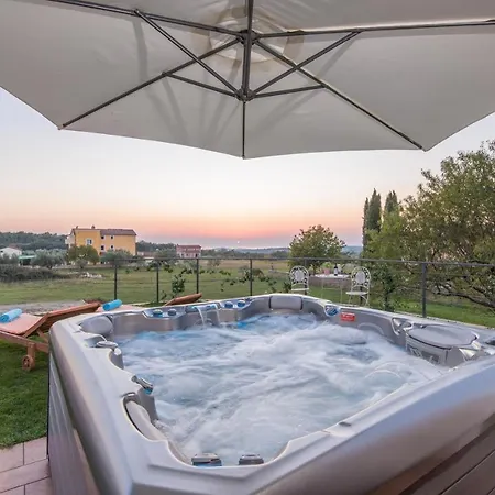 Modern Di Rovigno With Pool, Hot Tub And Sea View