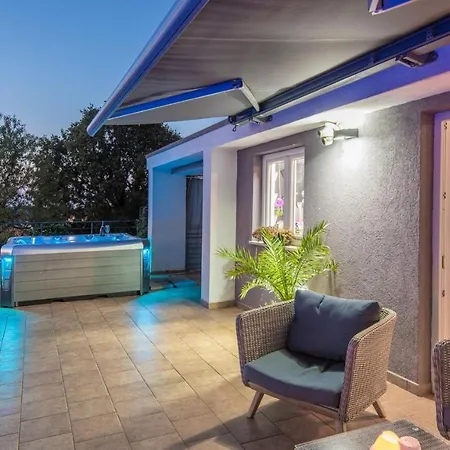 Modern Di Rovigno With Pool, Hot Tub And Sea View וילה *