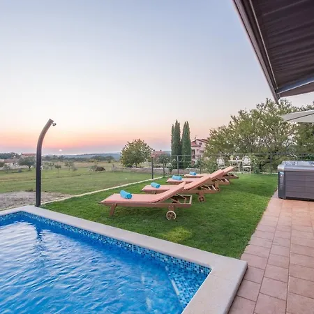 Modern Di Rovigno With Pool, Hot Tub And Sea View Rovinjsko Selo